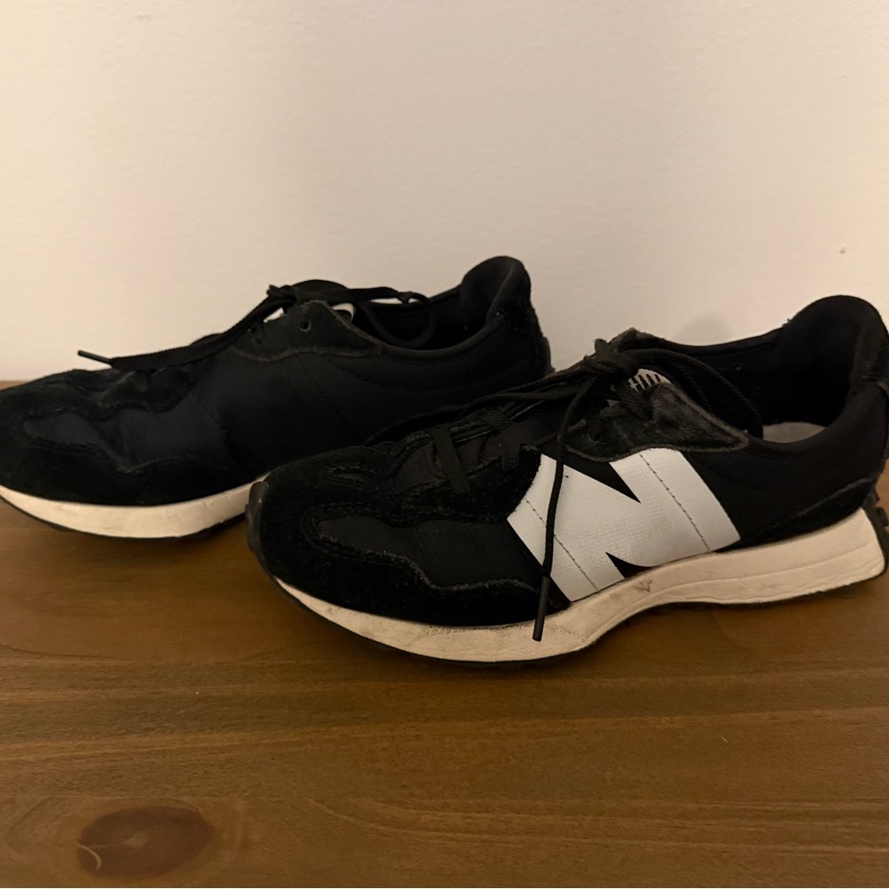 New Balance Kids/Womens Black and White Sneakers